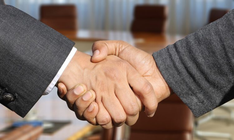 Stretta di mano per accordo di ritiro usato