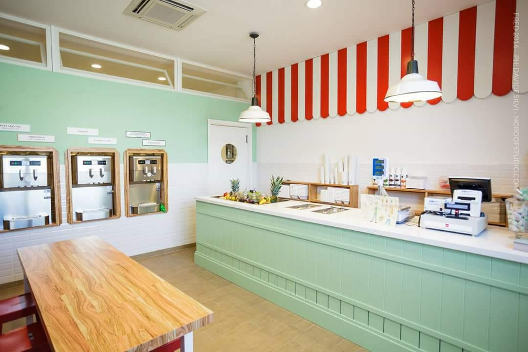 Arredo gelateria yogurteria usato